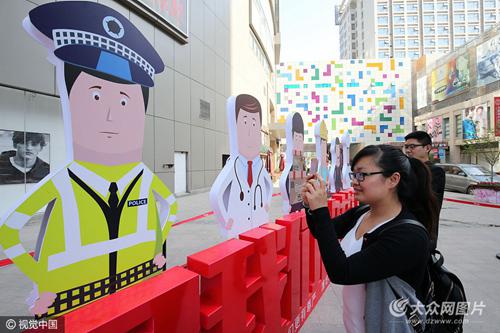 “向勞動者致敬”卡通人物亮相濰坊街頭