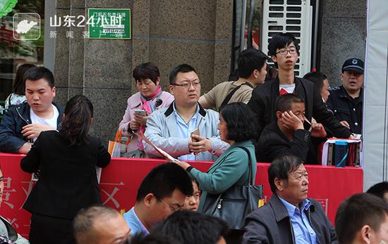 2017年4月28日,山東聊城一樓盤開盤,意向購房者排起長隊等待選購房源,場面十分火爆,絲毫不輸春運。