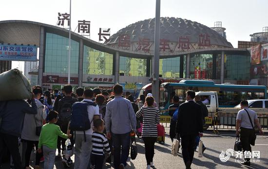 4月28日下午，五一假期即將來臨，濟(jì)南汽車站迎來旅客出行高峰。齊魯網(wǎng)記者張偉攝
