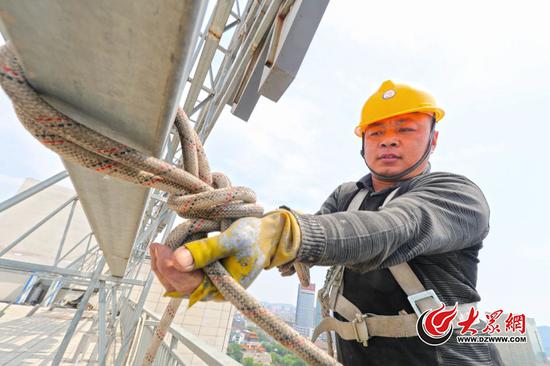 “我們這個工作雖然外人看上去很嚇人,但習慣了也就這樣。”辛建中,泰安肥城人,80后。大眾網記者 王長坤 李兆輝 攝