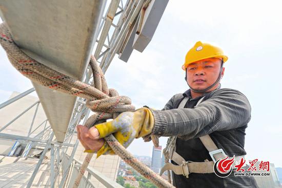 　　“我们这个工作虽然外人看上去很吓人，但习惯了也就这样。”辛建中，泰安肥城人，80后。大众网记者 王长坤 李兆辉 摄