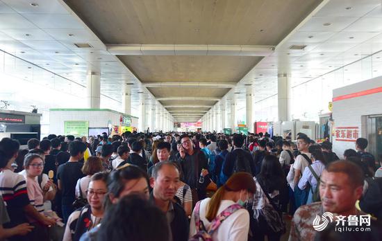下午4时许，记者在济南汽车站候车大厅看到到，出行的旅客挤满候车厅。齐鲁网记者张伟摄