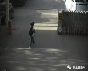 丁先生和妻子立即跑下了樓,女兒竟然被校車輾軋身亡。