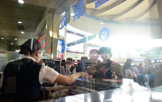 为应对假期客流高峰，济南汽车站在开启全部售票窗口的基础上，加开10个临时售票处。齐鲁网记者张伟摄