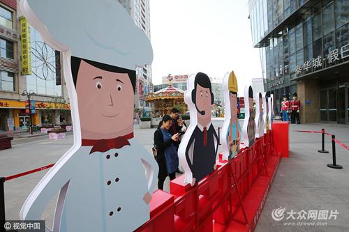 　　“向劳动者致敬”卡通人物亮相潍坊街头