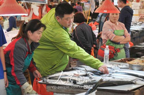 　　市民在休渔期开始当日选购新鲜春鲅鱼