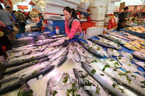 　　青岛市镇江路市场海鲜摊位摆满休渔期前捕获的新鲜的春鲅鱼。