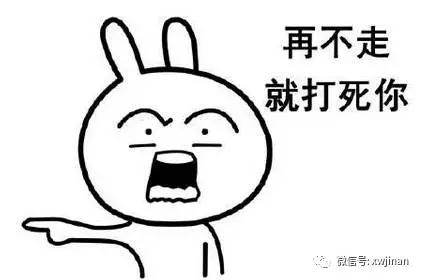 天橋巡警趕到現(xiàn)場后,與車主聯(lián)系要求她立刻趕到現(xiàn)場,將車輛挪開。