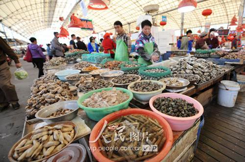 　　市民在休渔期当日选购海鲜。