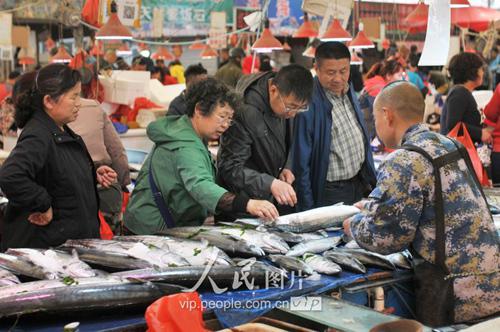 　　市民在休渔期开始当日选购新鲜春鲅鱼