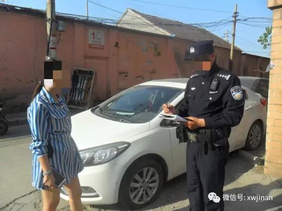 　　警方供图 民警现场对女司机进行了批评教育