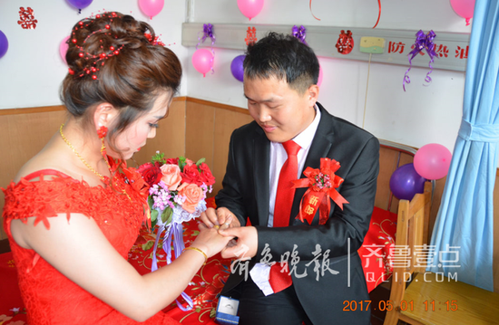 病房里,小宋和新娘交换结婚戒指。