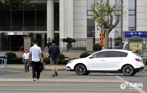 4ca5b4bf058b12e96b6079ec251792cb.jpg 记者在经十路与舜耕路路口体验时了解到,只要有行人闯红灯,安装在红绿灯上的音响就会发出警报和提示,提醒行人注意安全。
