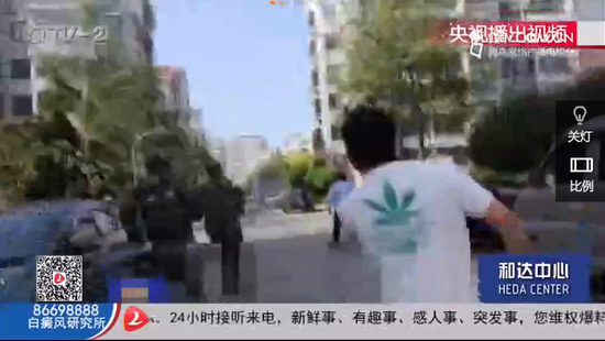 城陽區有人持槍劫持人質。