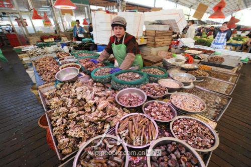 青岛市丰富的贝类占据海鲜市场,品种多达十几样.