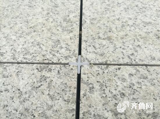 瓷砖之间的塑料十字架