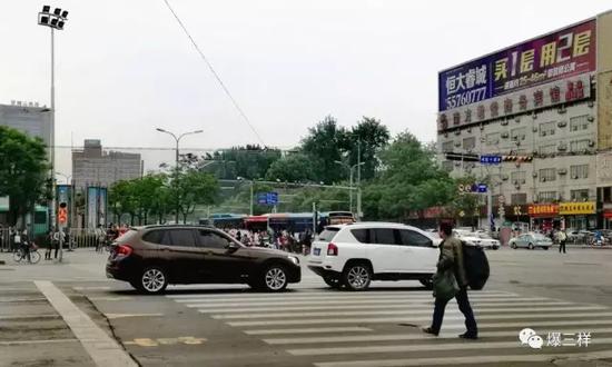 　　今早8點半，濟南經(jīng)十路市立五院路口，一位行人闖紅燈橫穿馬路，并無交警阻攔