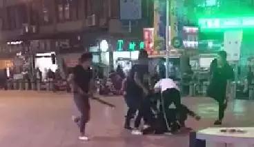 有目击者告诉记者,砍人一方是团伙作案,不仅手段残暴,而且行动迅速,一阵猛砍猛打之后,迅速离开。