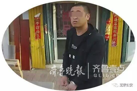 近日,芝罘公安分局福安派出所在凌晨1点接到一通报警电话,某小区发生一起突发抢劫案,民警立即乘警车赶往现场。