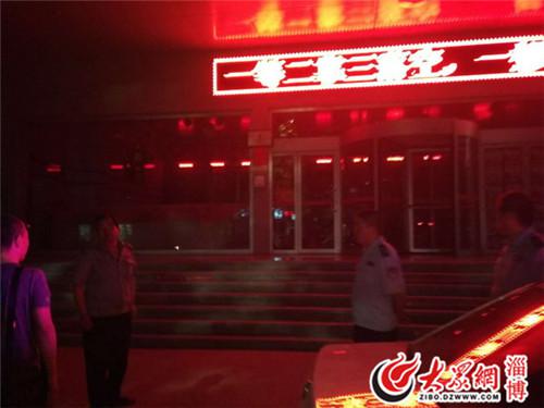 　　5月6日晚，已经是银行下班时间，位于淄博高青县城内某银行营业厅却大门洞开，营业厅内则是漆黑一片。难道是遭遇了什么意外?