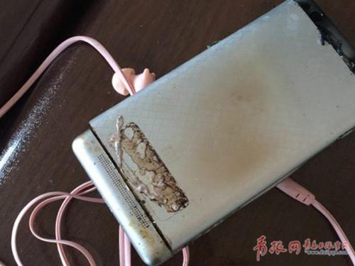 圖為女乘客燒焦的手機
