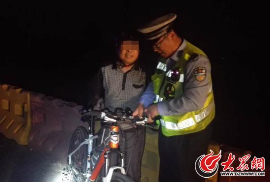高速交警找到醉酒男子時,他正搖搖晃晃的推車步行