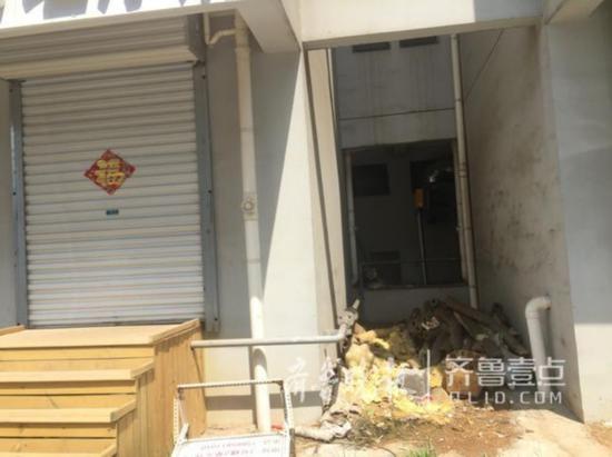 燃气管道被包在最上面一层阶梯底下。