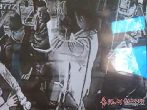 圖為公交監(jiān)控截圖 能明顯看到手機在冒煙