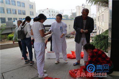 中午李娟帮着张进祥一家将订购的草莓送到同事手中
