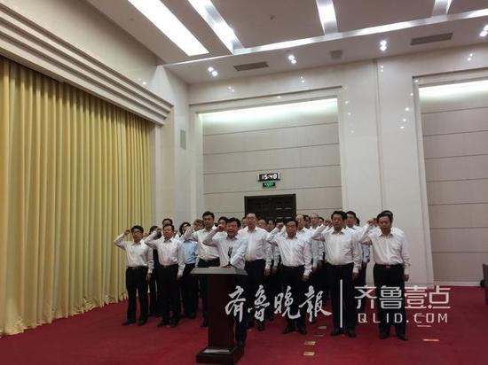 济南市新任市政府秘书长和各政府部门“一把手”向宪法宣誓。齐鲁晚报·齐鲁壹点 记者 刘雅菲 摄