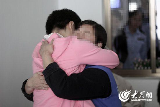 与亲人拥抱,热泪盈眶
