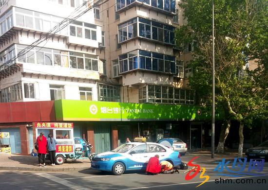 市民抓拍邢大爺跪地換輪胎