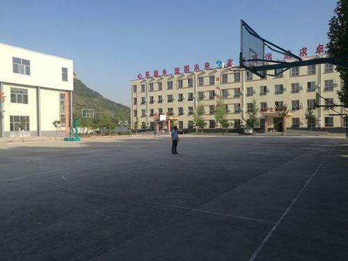 　　圖中男子所在位置，就是事發時學生所在位置。