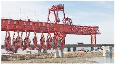成功完成首片節段梁架設的跨膠州灣特大橋。(施工單位供圖)