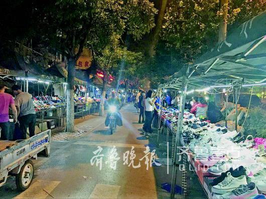 济大夜市统一规划,有专门管委会管理,夜市比较规范。齐鲁晚报·齐鲁壹点记者 王倩摄