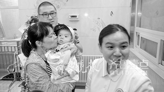 小光杰出院,羅永洪把兒子緊緊抱在懷里。齊魯晚報·齊魯壹點記者 王小蒙 攝