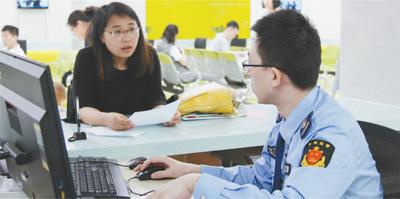济南市高新区市场监管局工作人员在接待企业办事人员。 资料图片