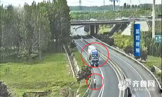 司機為了躲避前方交警的例行檢查離開了大貨車,幾分鐘后,這名司機再次回到了自己的大貨車前,接下來他的行為讓人吃驚。