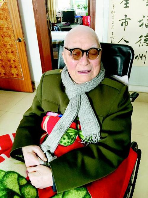 百歲英雄袁美義近影