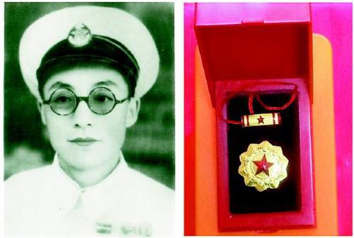 1955年4月袁美義于青島留影(左)