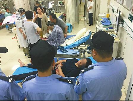 　　男子被警方带到医院接受治疗 记者孔婷婷 李尚隆 摄