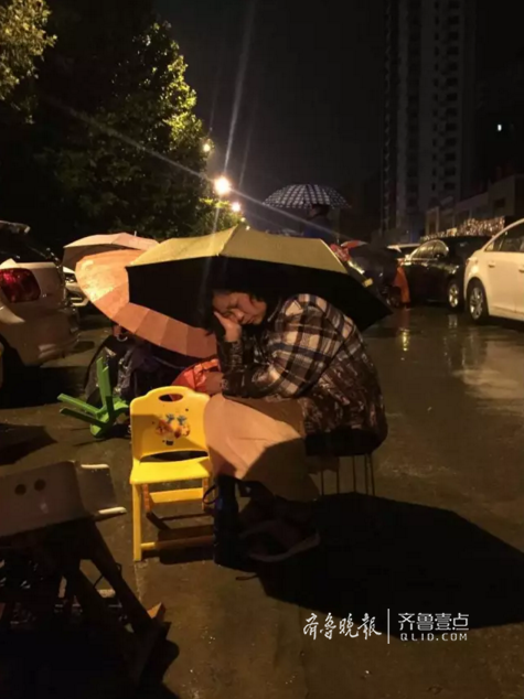 听说开始有人排队,觉也不睡就赶过来