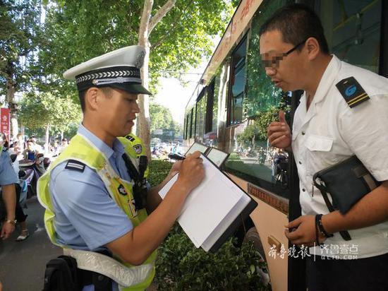 公交车手机称当时他已经把车转过了弯，调好了方向，也就是一转眼的功夫，事故就发生了。