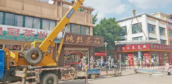 5月23日,在淄博紅星茶城,起吊機(jī)正在拆除樓頂加蓋房。齊魯晚報(bào)·齊魯壹點(diǎn) 記者于悅 攝