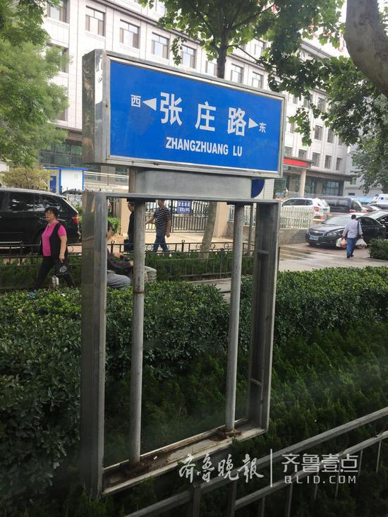 破損的路銘牌沒有得到及時修復。
