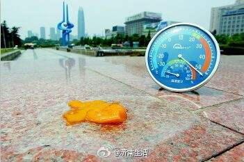 下午15時許,許多市民和游客來到泉城廣場,觀賞音樂噴泉享受清涼。