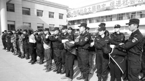 　　专案组将14名犯罪嫌疑人从广西押解回诸城。 警方供图