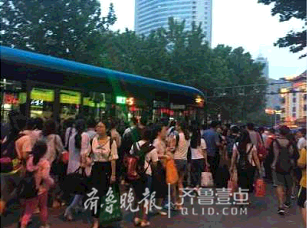 30日,在火车站乘BRT5号线的乘客秩序比较混乱。