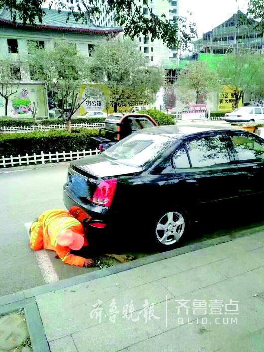 林秀來趴車下清掃垃圾。（網友供片）