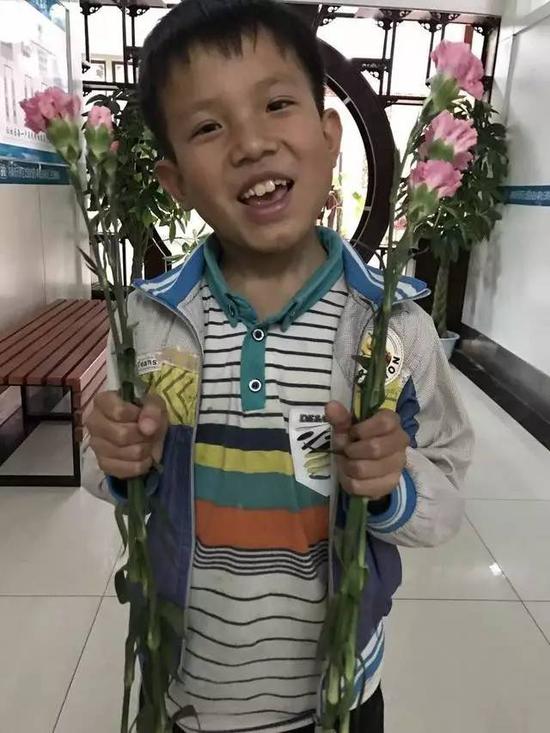 　　还记得照片中这个笑得比花还灿烂的小男孩吗?他就是咱们《拉呱》节目的老熟人——10岁小男孩闫志豪。